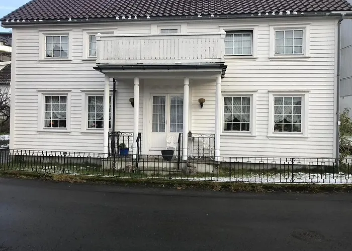 House By The River In Villa *