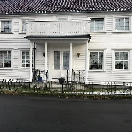 House By The River In Villa *